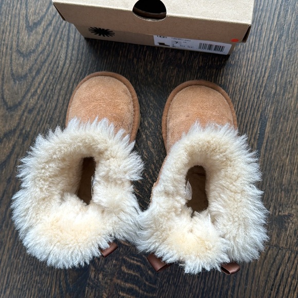 UGG Toddler Mini Bailey Bow II Size 7 - Picture 3 of 10